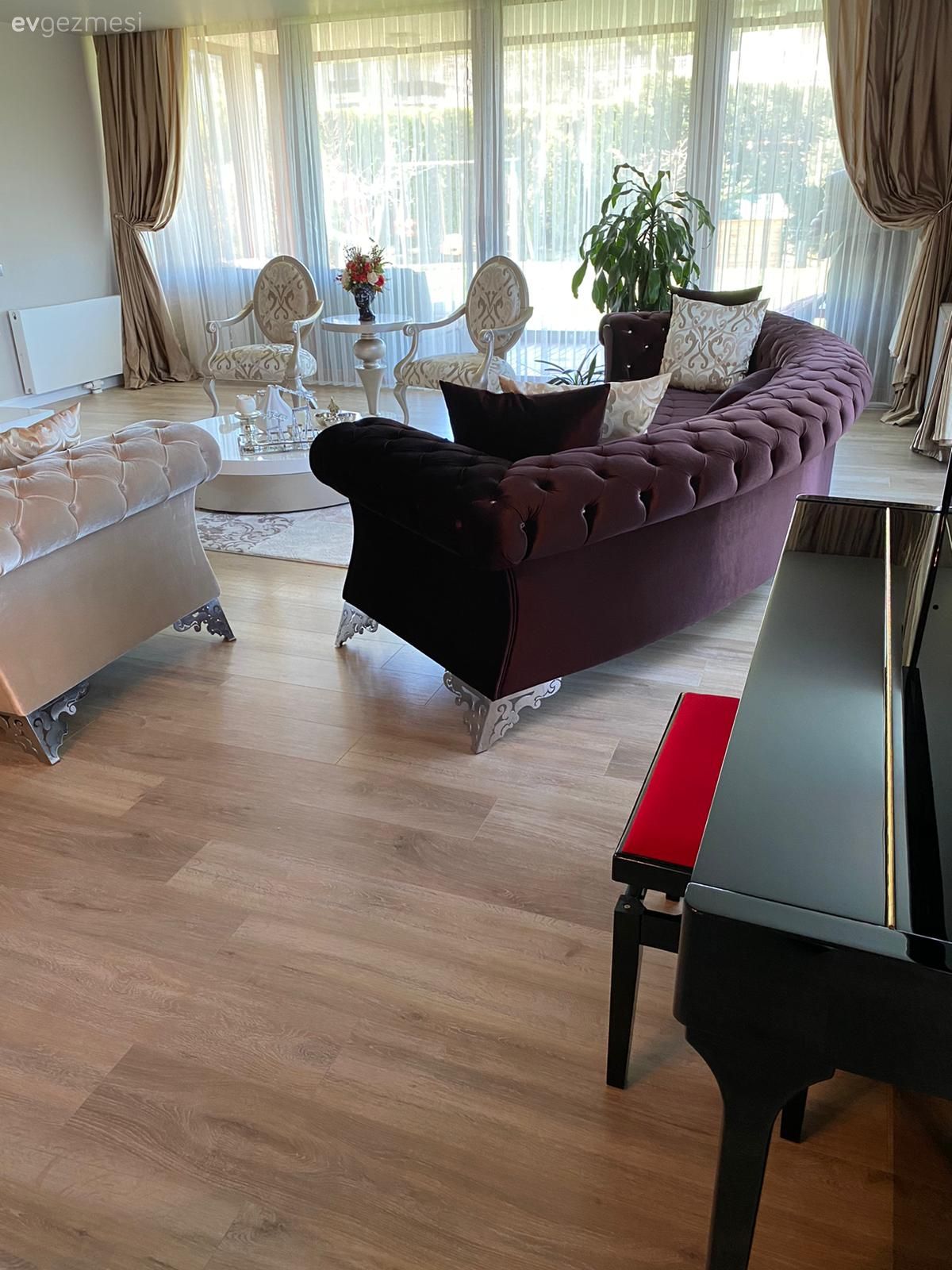 Salon, Mor, Beyaz, Avangart, Kapitoneli koltuk, Koltuk takımı, Berjer, Orta sehpa, Sehpa, Fon perde, Perde, Tül perde, Halı, Salon halısı, Yuvarlak sehpa, Kırlent, Ev tekstili, Sehpa üstü aksesuarı, Ev Aksesuar, Yan sehpa, Ev bitkisi