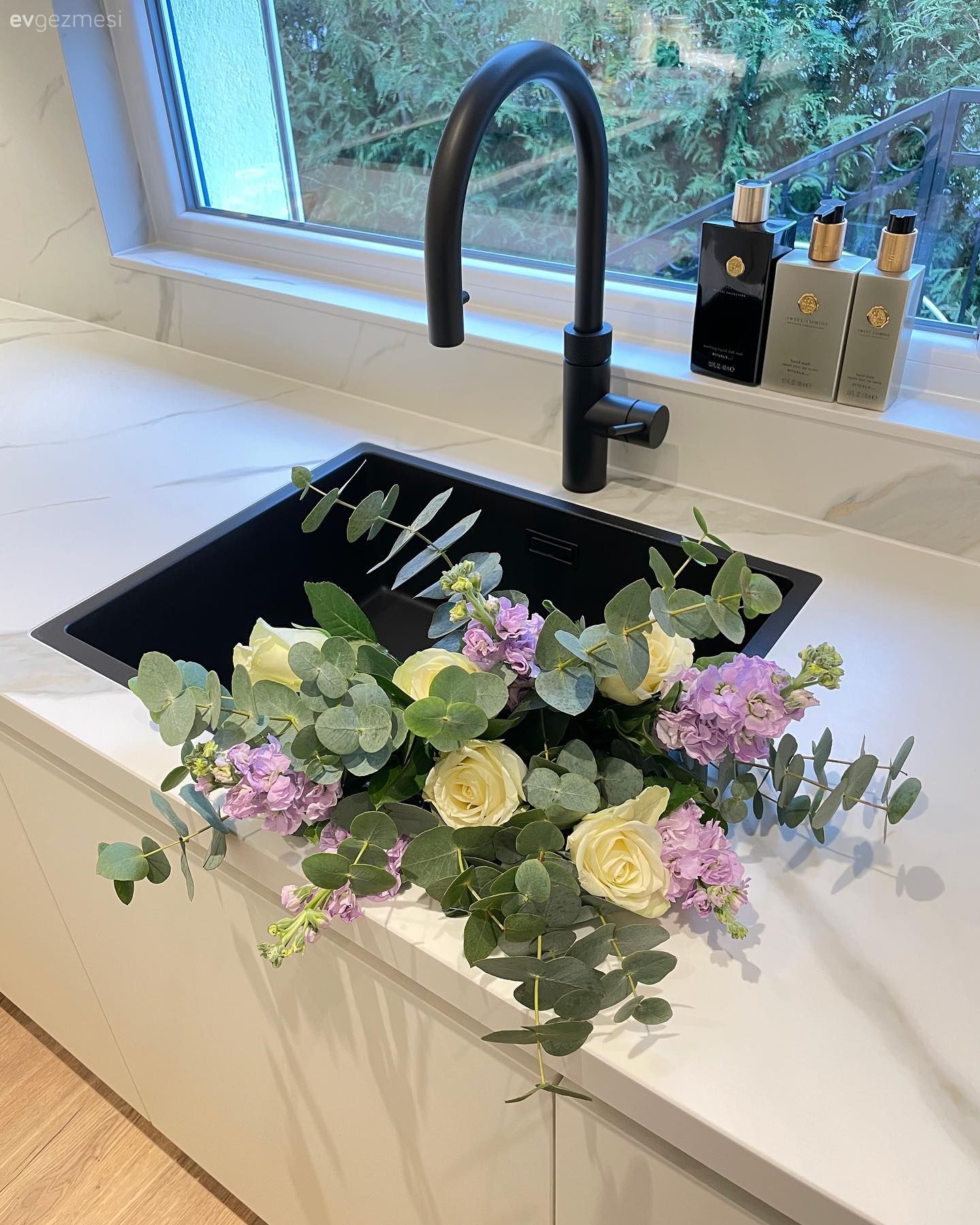 Beyaz, Siyah, Mutfak bataryası, Eviye 