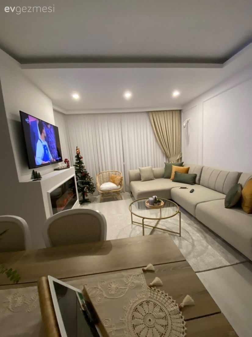 Salon, Modern, Bej, Krem, Hardal, Köşe koltuk, Koltuk takımı, Orta sehpa, Sehpa, Kırlent, Ev tekstili, Fon perde, Perde, Tül perde, Spot aydınlatma, Aydınlatma, Halı, Salon halısı, Tv ünitesi, Şömine