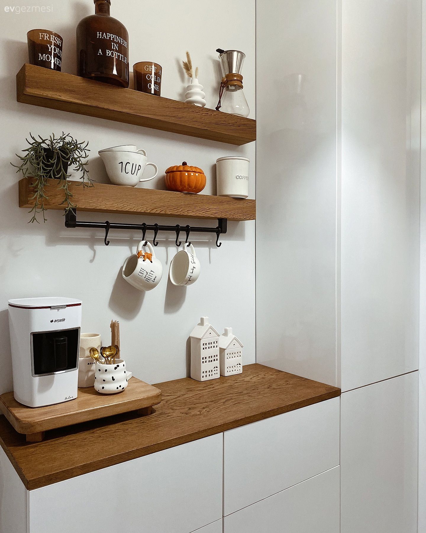 Mutfak, Beyaz ve ahşap mutfak, Mutfak tezgahı, Mutfak rafı