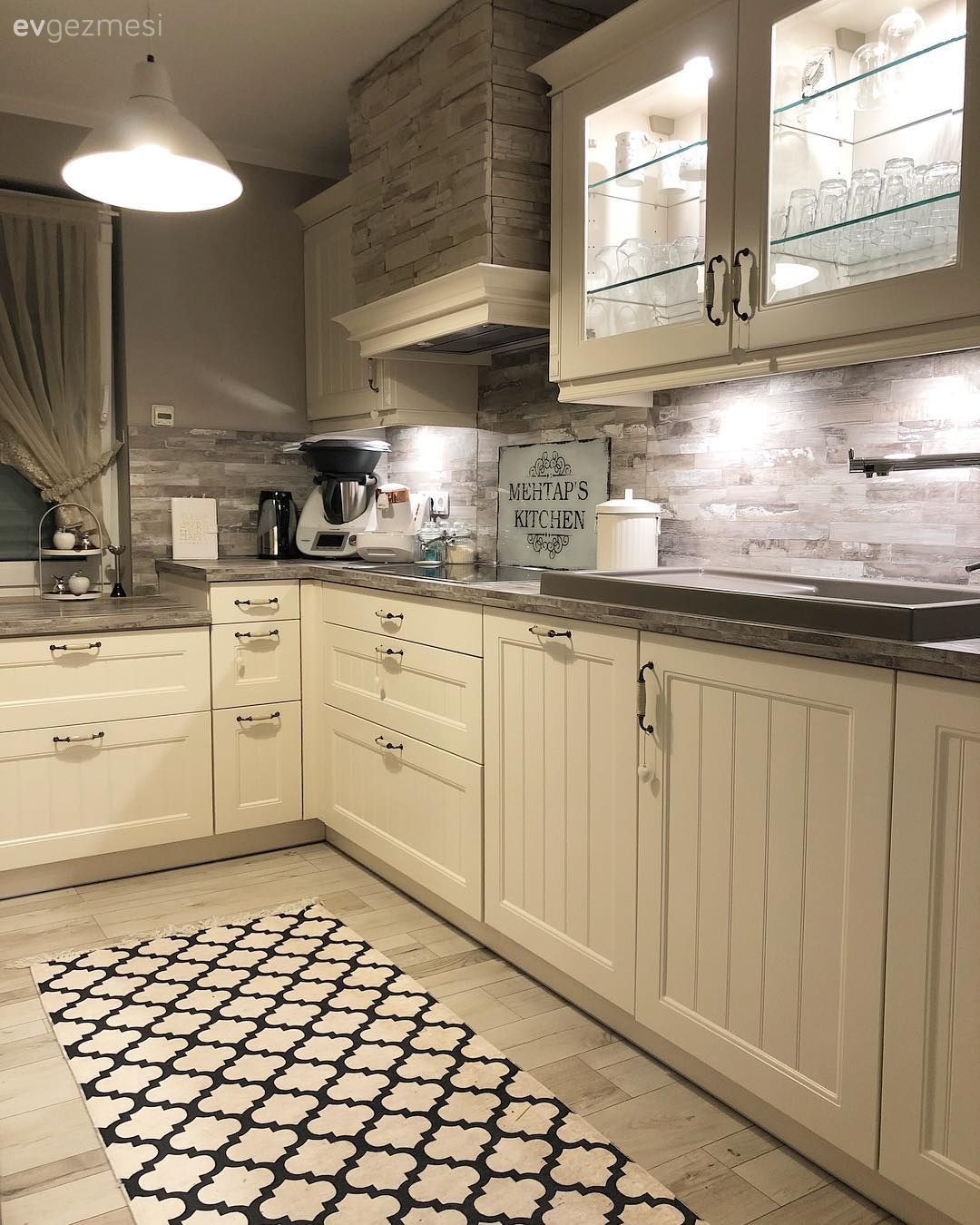 Mutfak, Beyaz, Siyah, Bej, Lambri, Mutfak tezgahı, Mutfak tezgah arası, Tezgah arası doğal taş, Mutfak perdesi, Mutfak Avize Modelleri, Parke, Mutfak halısı