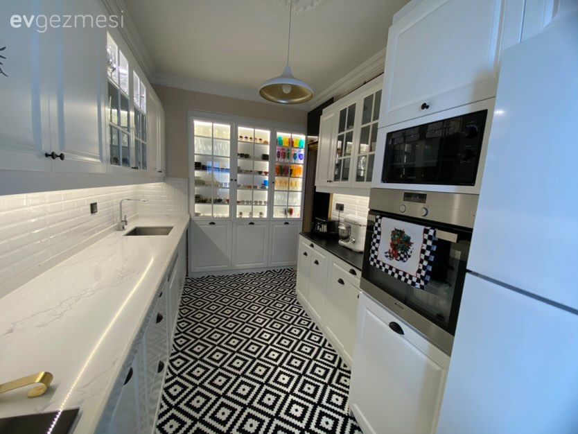 Mutfak, Beyaz, Siyah, Shaker kapaklı dolaplar, Mutfak tezgahı, Siyah tezgah, Mutfak tezgah arası, Tezgah arası seramik, Ankastre, Mutfak halısı, Desenler, Mutfak Avize Modelleri, Ekstra mutfak dolabı