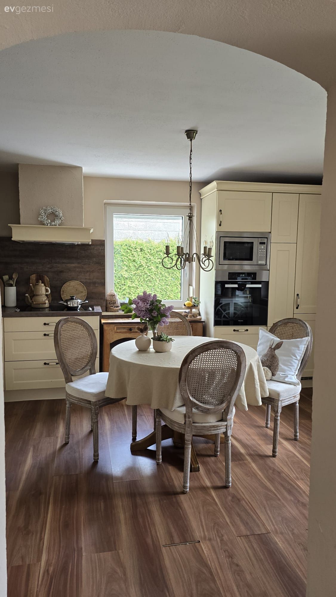 Keskin Hatları Sevmeyen Bu Evde Her Alanın Yumuşak Tavrı Var!