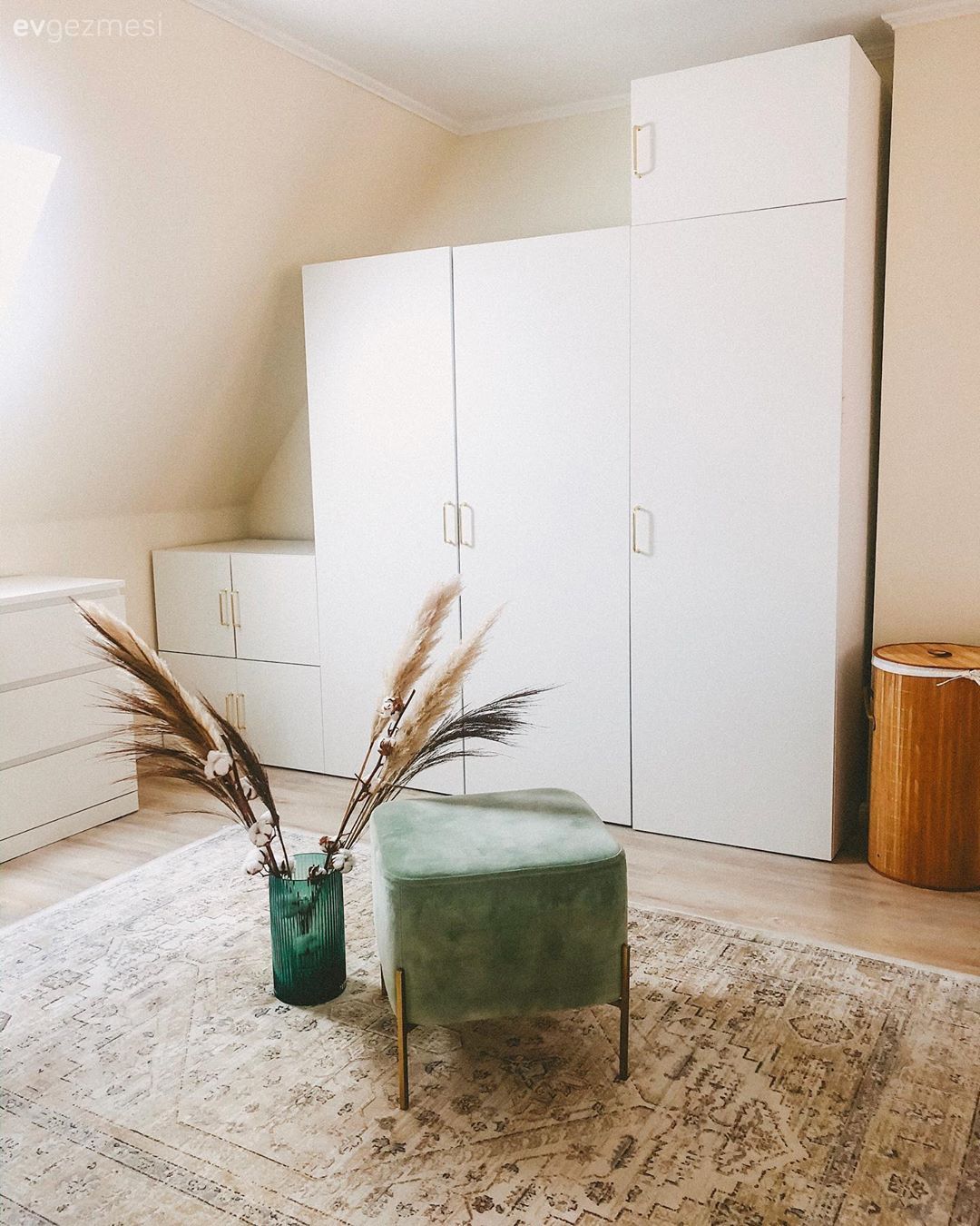 Giyinme odası, Halı, Puf, Yeşil, Beyaz, Gardrop, Yatak Odası