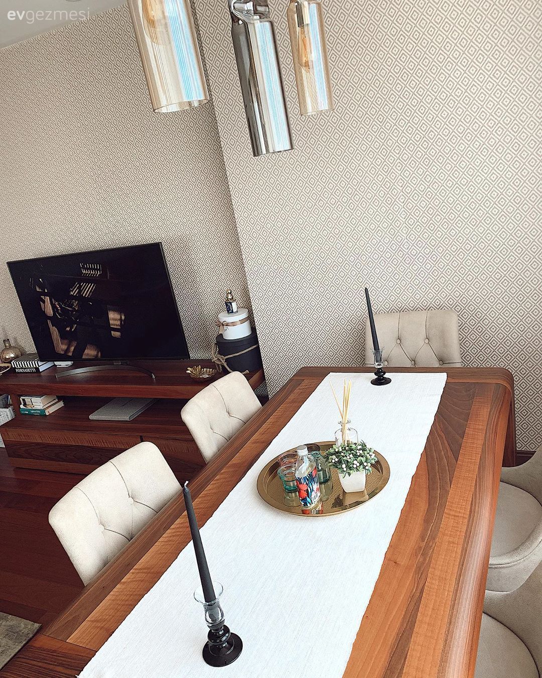 Yemek Odası, Ahşap masa, Sandalye, Tv ünitesi, Şamdan, Ev Aksesuar, Avize, Aydınlatma, Yemek odası avizesi, Krem, Kahverengi