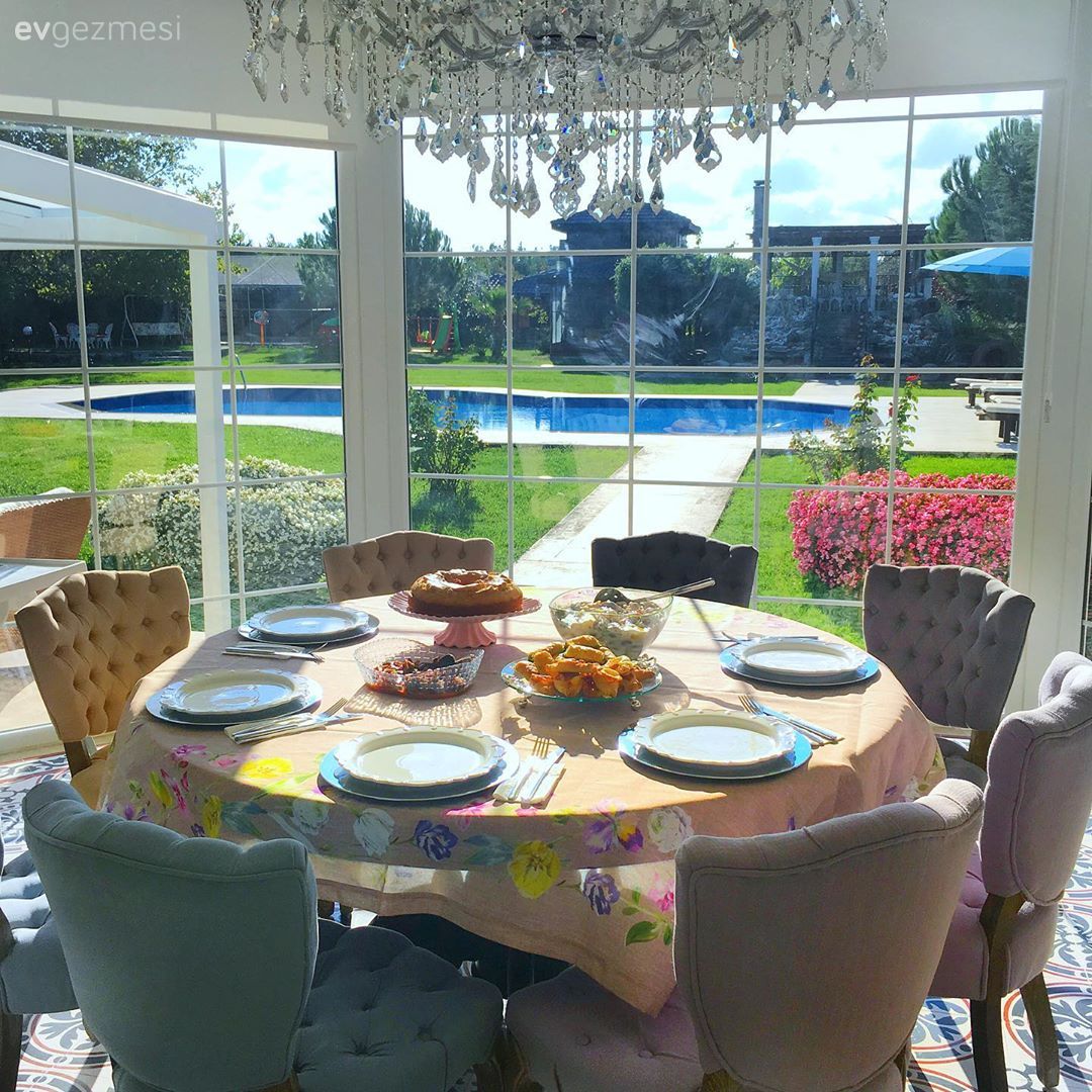 Hem Işıltılı Hem Neşeli: İki Ayrı Dekordan İki Farklı Ambiyans