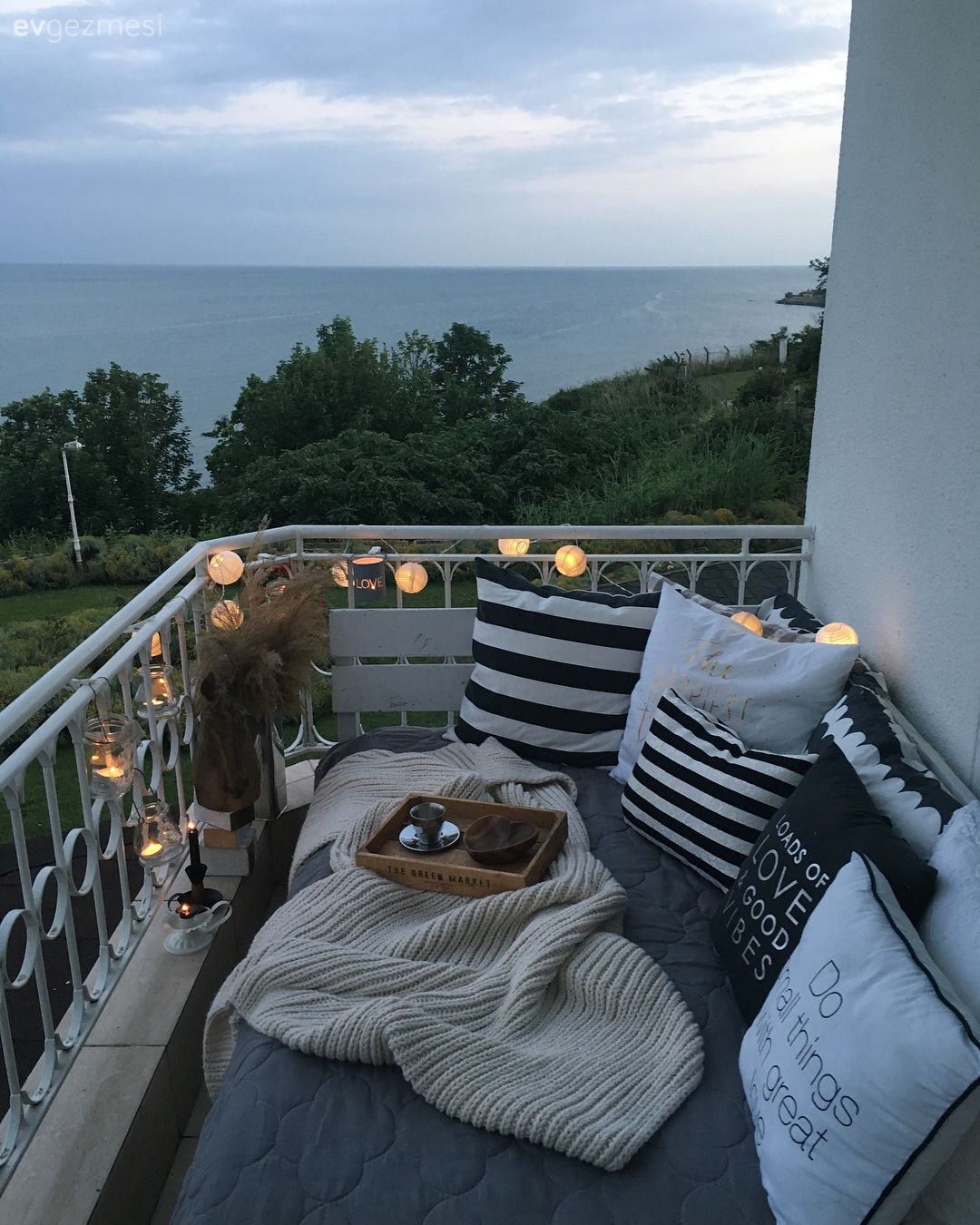 Bu Keyifli Evin İçindeki Mobilyalar Boyanmadan Duramıyor