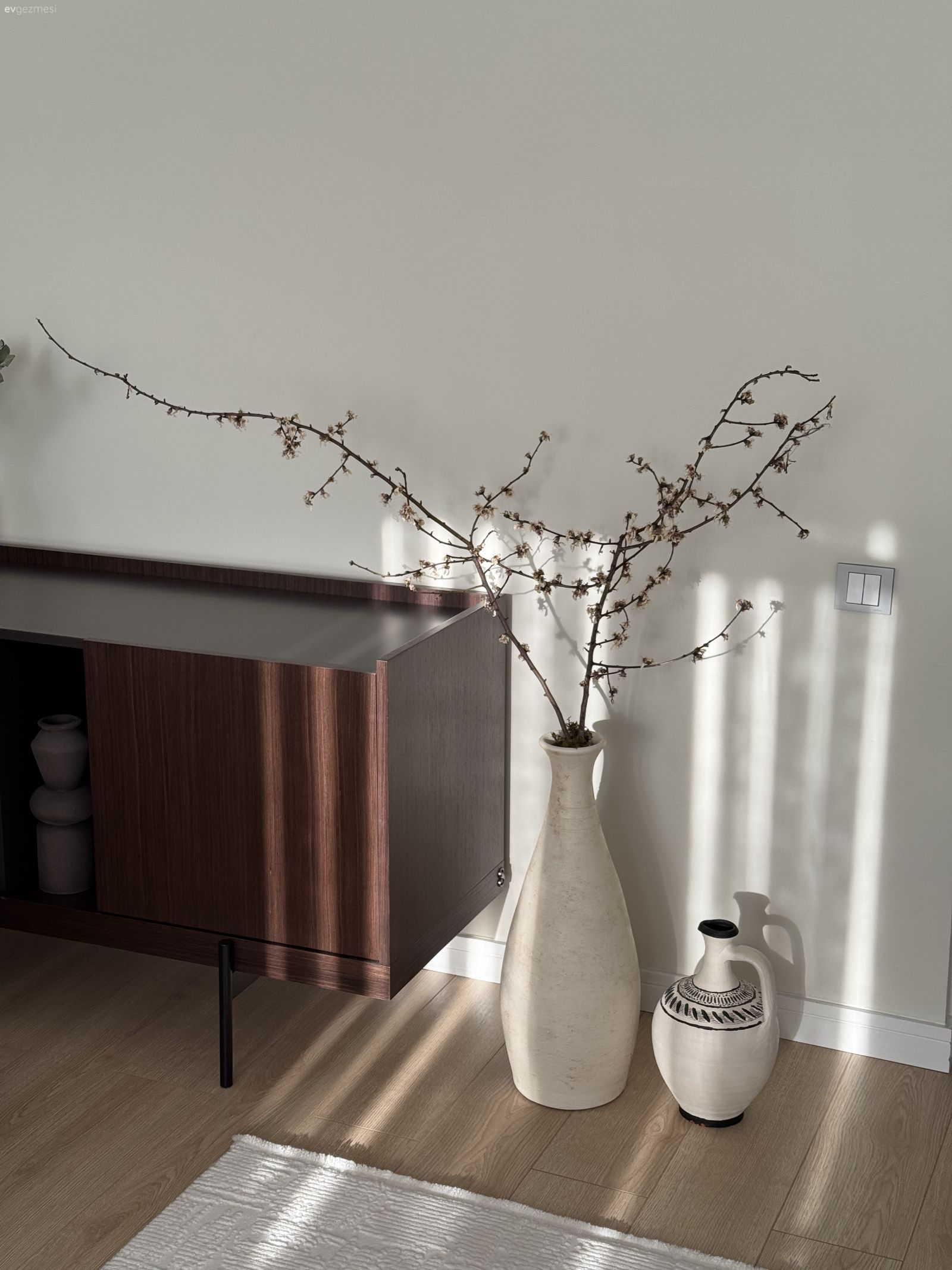 Bu Modern Salonda Krem Koltuklar Ferahlık ve Konfor Kaynağı