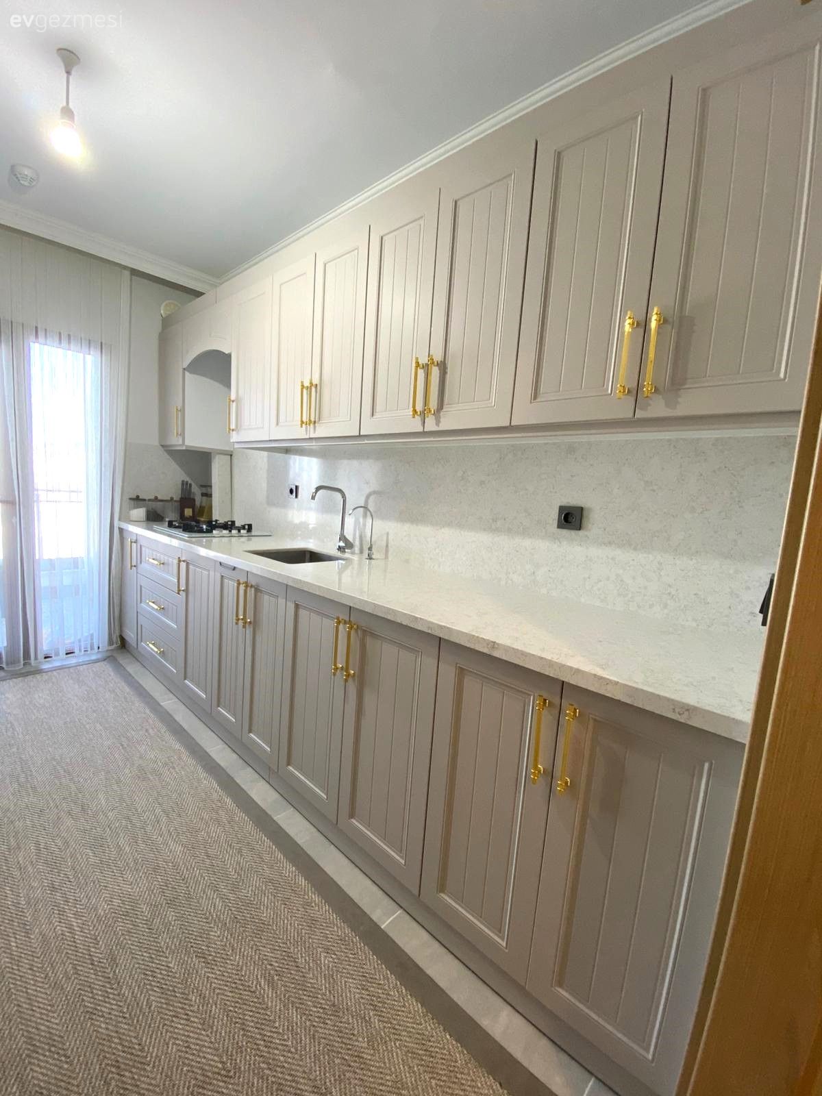 Mutfak, Bej, Krem, Altın, Lambri, Mutfak tezgahı, Mutfak tezgah arası, Mutfak aksesuarları, Koridor tipi mutfak, Mutfak halısı