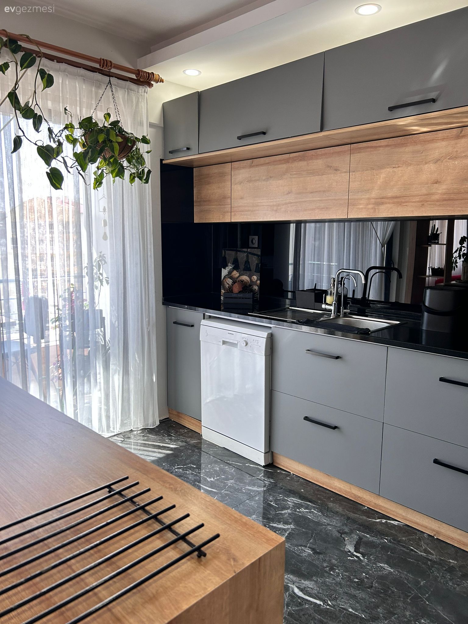 Mutfak, Rustik mutfak, Gri, Ahşap Mobilya, Siyah tezgah, Mutfak tezgahı, Mutfak zemin seramikleri, Mutfak tülü, Mutfak perdesi, Mutfak aksesuarları