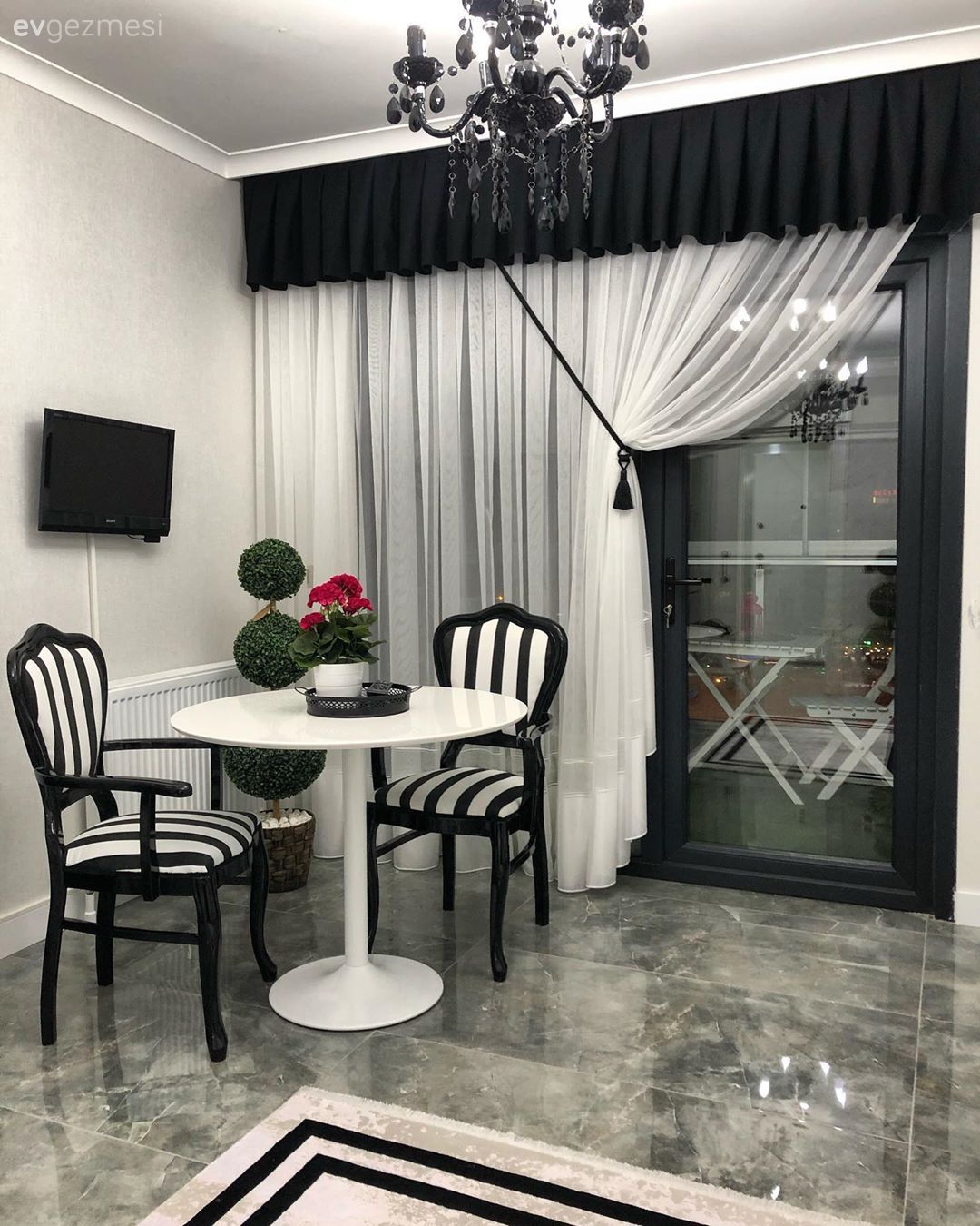 Beyaz, Siyah, Siyah- Beyaz, Ankastre, Mutfak, Mutfak rafı, Mutfak zemin seramikleri, Ekstra mutfak dolabı, Mutfak masası, Sandalye, Mutfak perdesi, Mutfak Avize Modelleri, Mutfak halısı