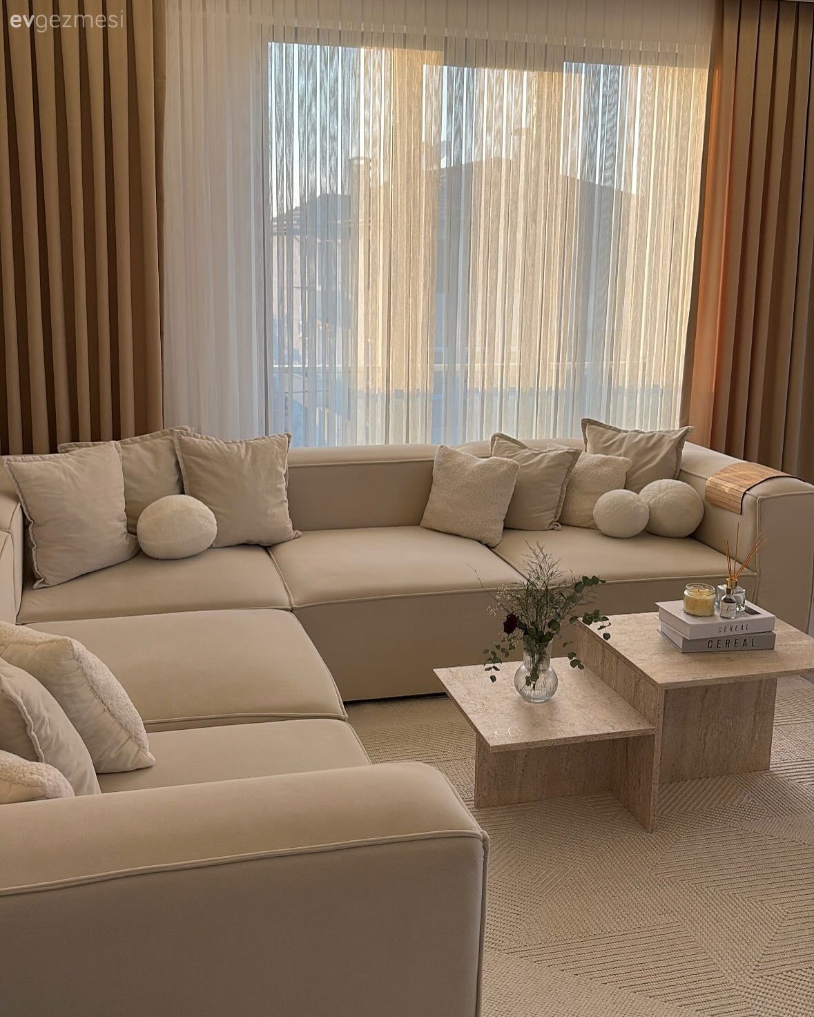 Salon, İskandinav, Beyaz, Krem, Bej, Köşe koltuk, Koltuk takımı, Fon perde, Perde, Tül perde, Kırlent, Ev tekstili, Orta sehpa, Sehpa, Dekoratif Objeler