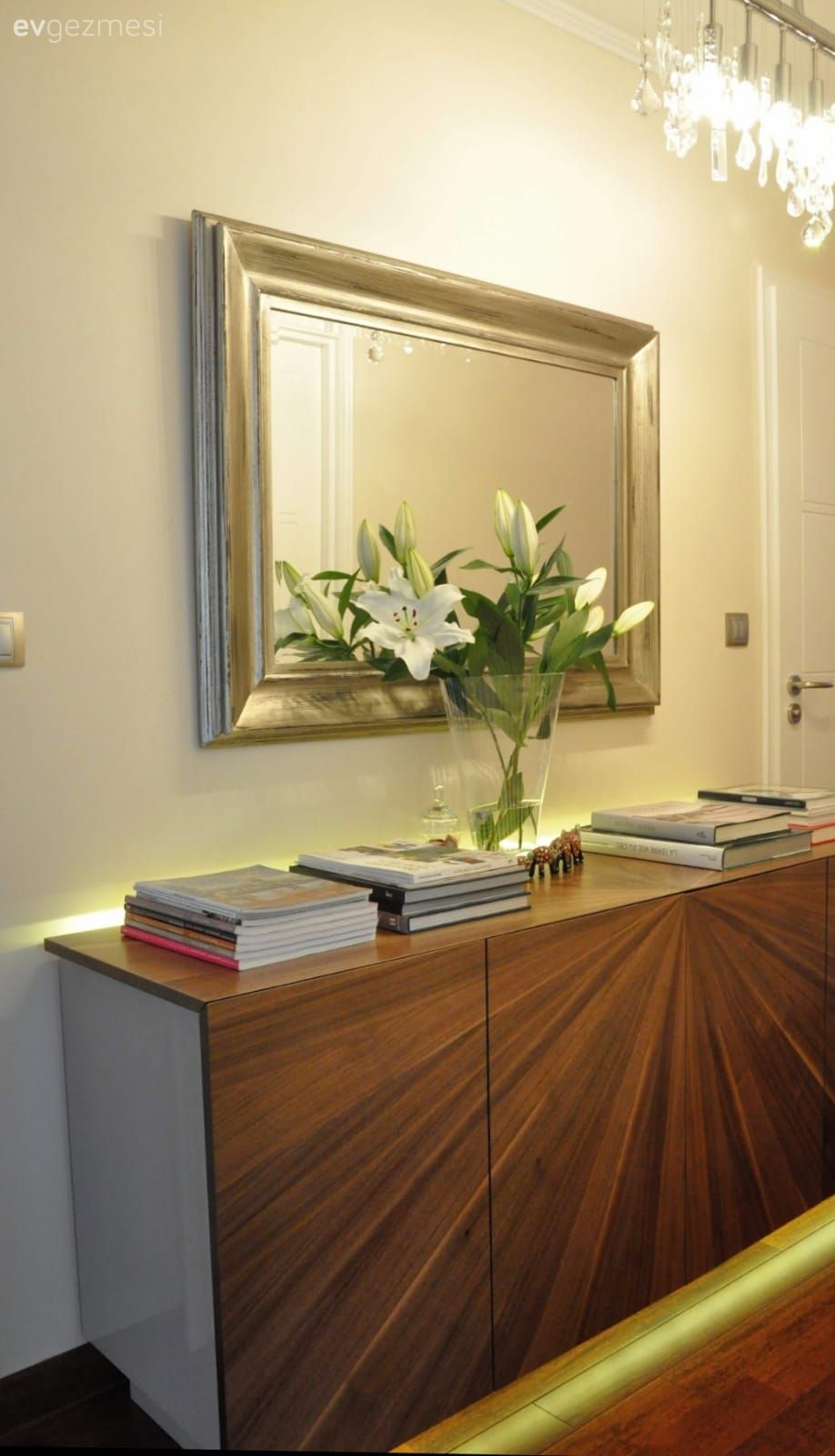 Antre, Konsol, Konsol üzeri dekoratif objeleri, Ayna, Vazo, Ev Aksesuar, Çiçekler, Kahverengi