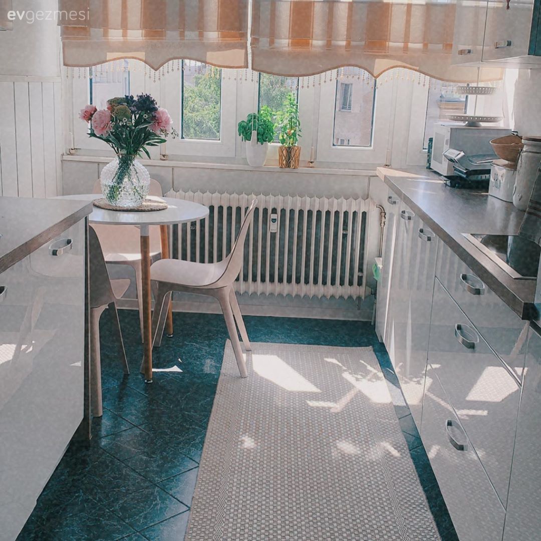 Mutfak, Beyaz, Koridor tipi mutfak, Mutfak tezgahı, Mutfak tezgah arası, Mutfak perdesi, Mutfak halısı, Mutfak masası, Sandalye, Mutfak zemin seramikleri