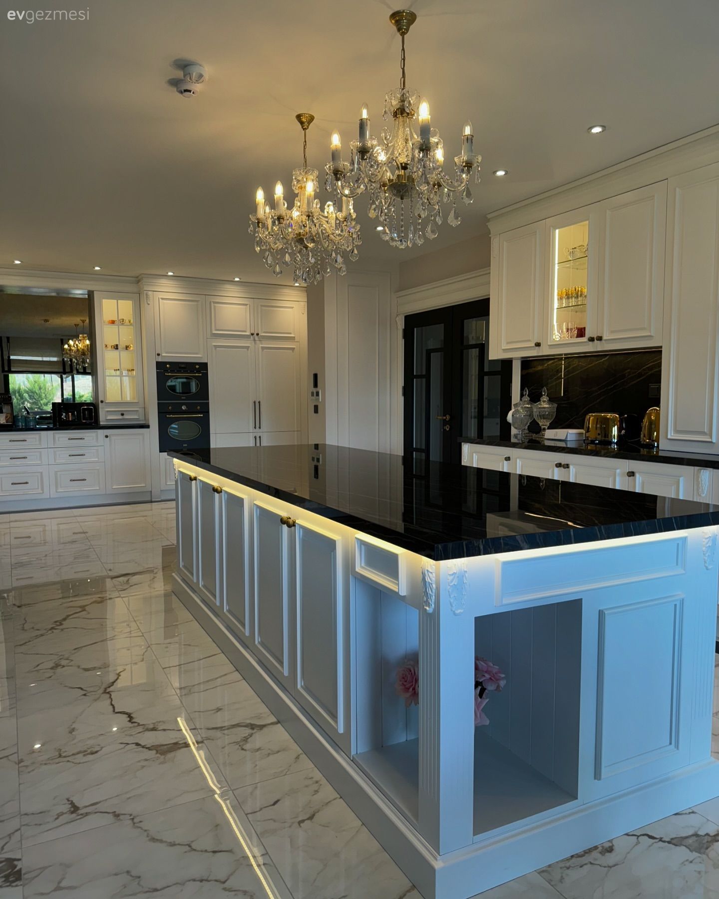 Bu Gösterişli Evde Zıt Renklerin Uyumuna Başvurulmuş!