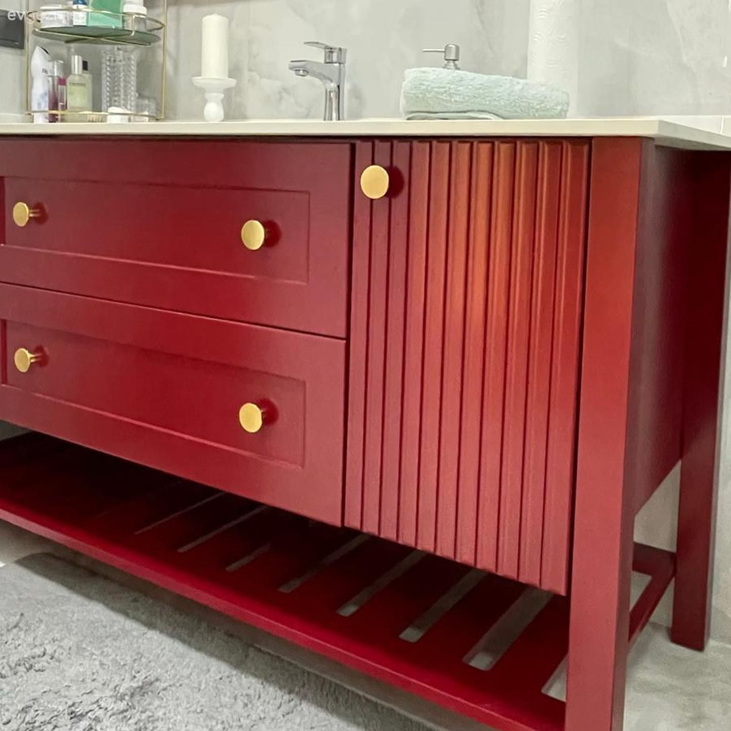 İki Banyosuyla Karşımıza Çıkan Bu Ev Dikkat Çekmede Başarılı