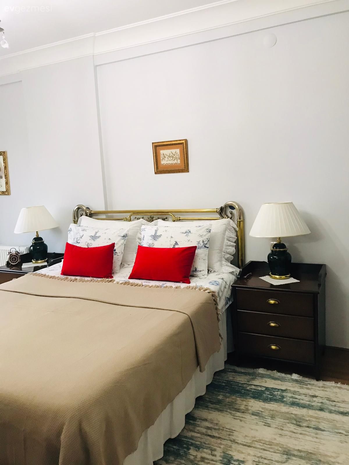 Yatak Odası, Beyaz, Kahverengi, Yatak örtüsü, Kırmızı, Abajur, Aydınlatma, Komodin