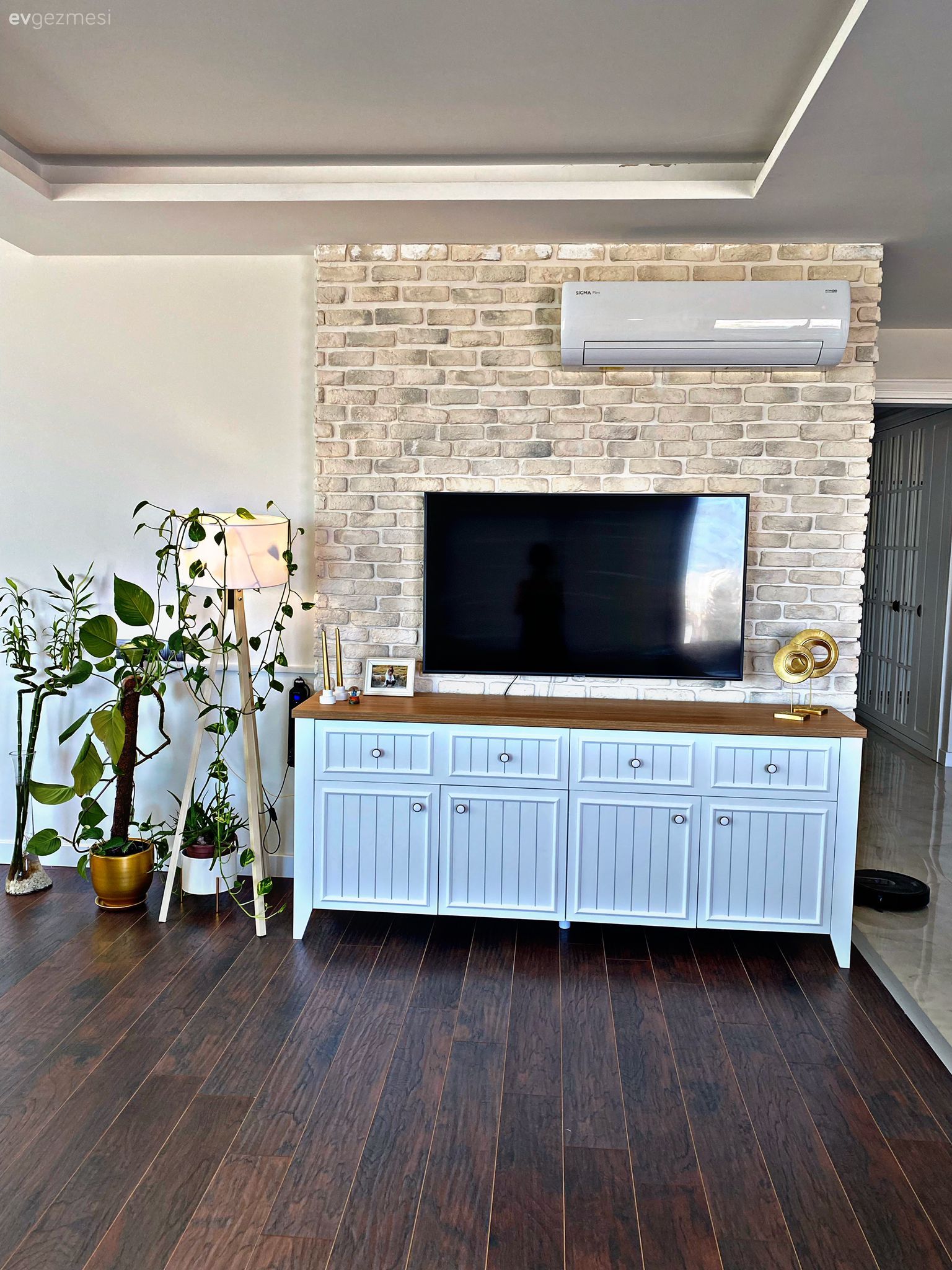 Taş duvar, Duvar dekorasyonu, Beyaz, Tv ünitesi, Tv ünitesi aksesuarları, Ev Aksesuar, Ev bitkisi, Parke, Dekoratif Objeler, Kahverengi