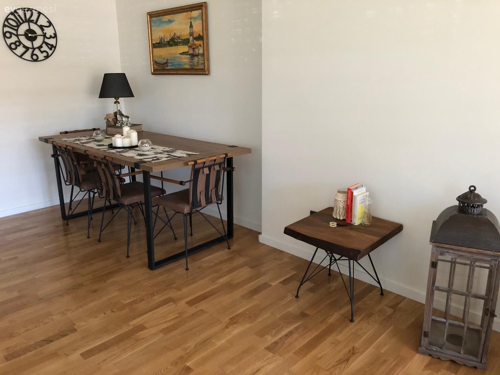 Yemek masası, Tablo, Duvar dekorasyonu, Abajur, Aydınlatma, Sandalye, Yan sehpa, Sehpa, Fener, Ev Aksesuar, Metal duvar saati, Armut koltuk, Parke