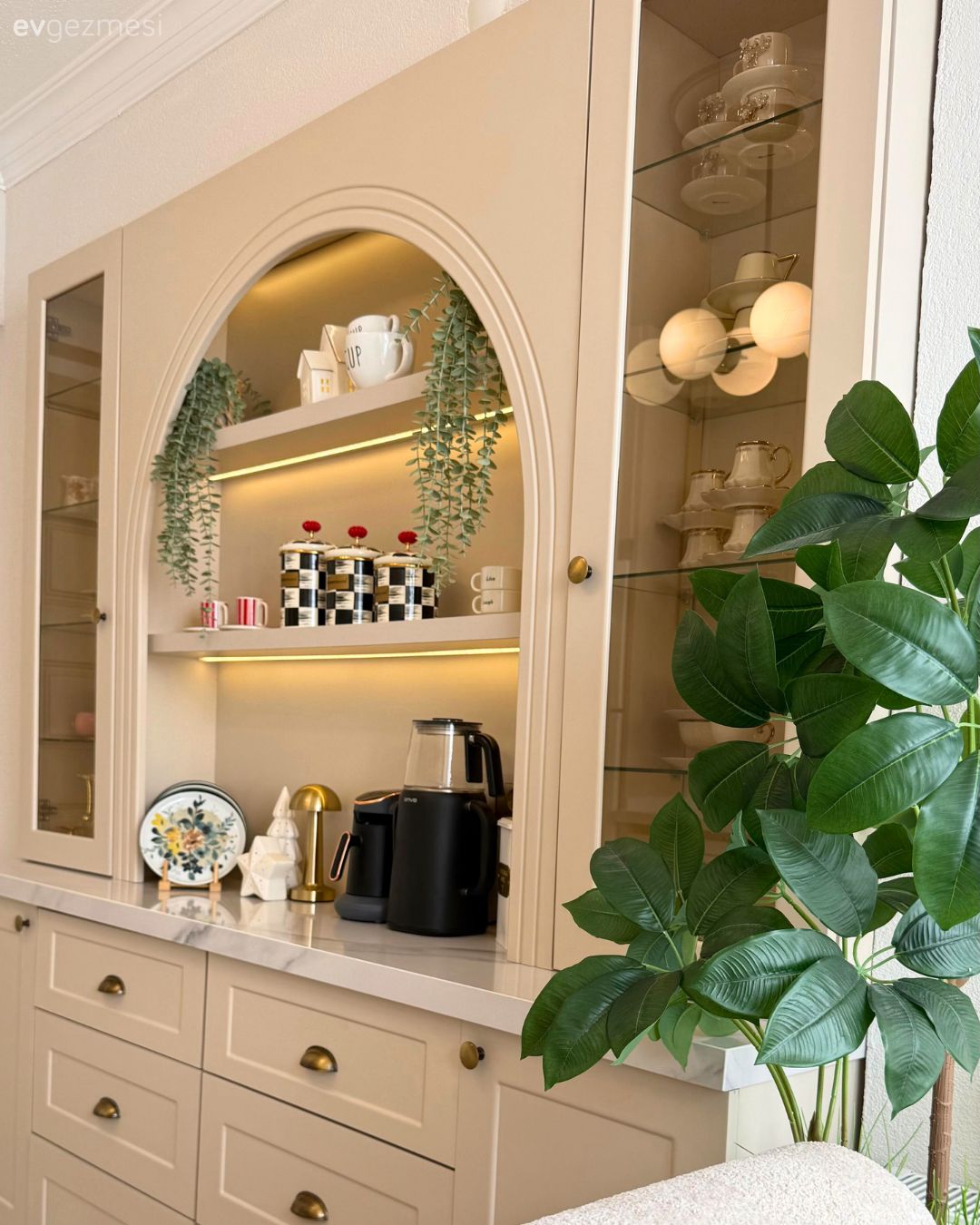 Mutfak, Modern, Country, Bej, Vizon, Krem, Beyaz, Shaker kapaklı dolaplar, Altın, Mutfak tezgahı, Mutfak tezgah arası, Avize, Aydınlatma, Mutfak Avize Modelleri, Kahve köşesi, Mutfak aksesuarları