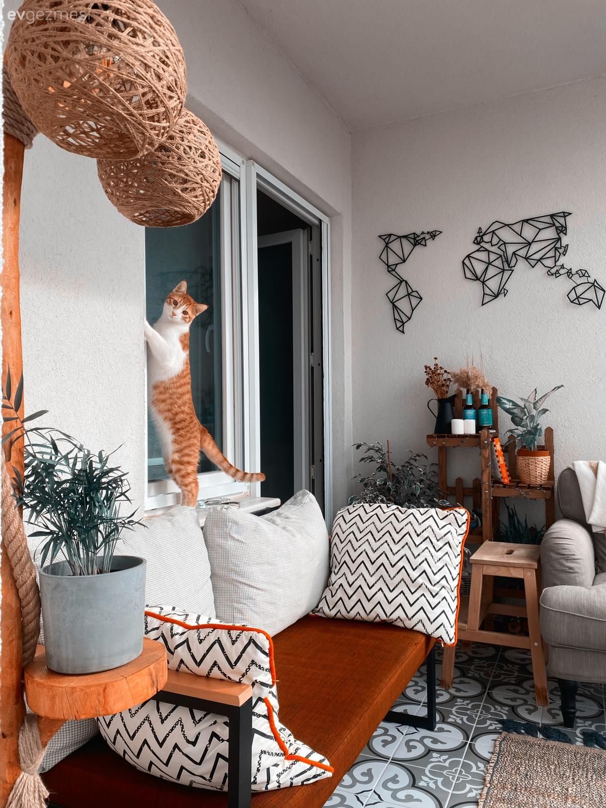 Balkon, Bohem Dekorasyon, Balkon oturma grubu, Beyaz, Kahverengi, Balkon duvar dekorasyonu, Balkon zemini, Kırlent, Ev tekstili, Ev bitkisi, Geometrik desen, Desenler, Saksı