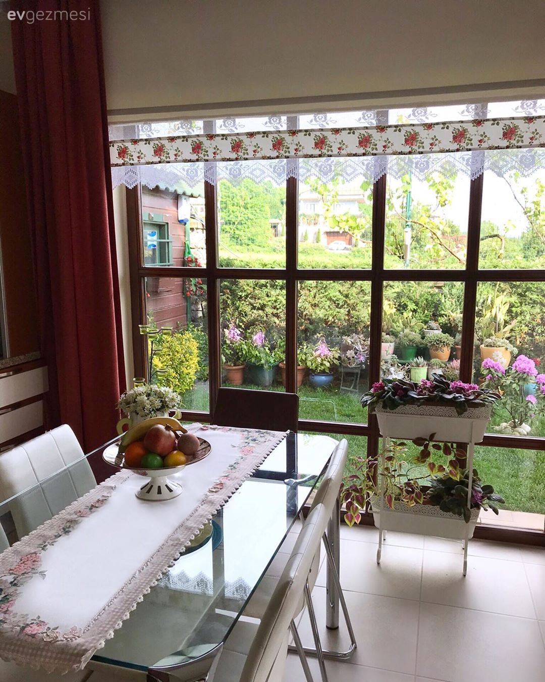 Mutfak, Rustik mutfak, Beyaz, Kahverengi, Kırmızı, Mutfak aksesuarları, Mutfak masası, Sandalye, Mutfak perdesi, Çiçeklik, Çiçekler