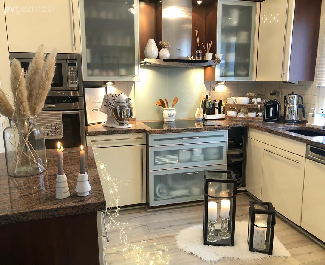 Mutfak, Beyaz, Kahverengi, Mutfak tezgahı, Mutfak tezgah arası, Tezgah arası seramik, Mutfak aksesuarları, Fener, Ev Aksesuar, Vazo, Pampas otu, U-tipi mutfak, Ankastre