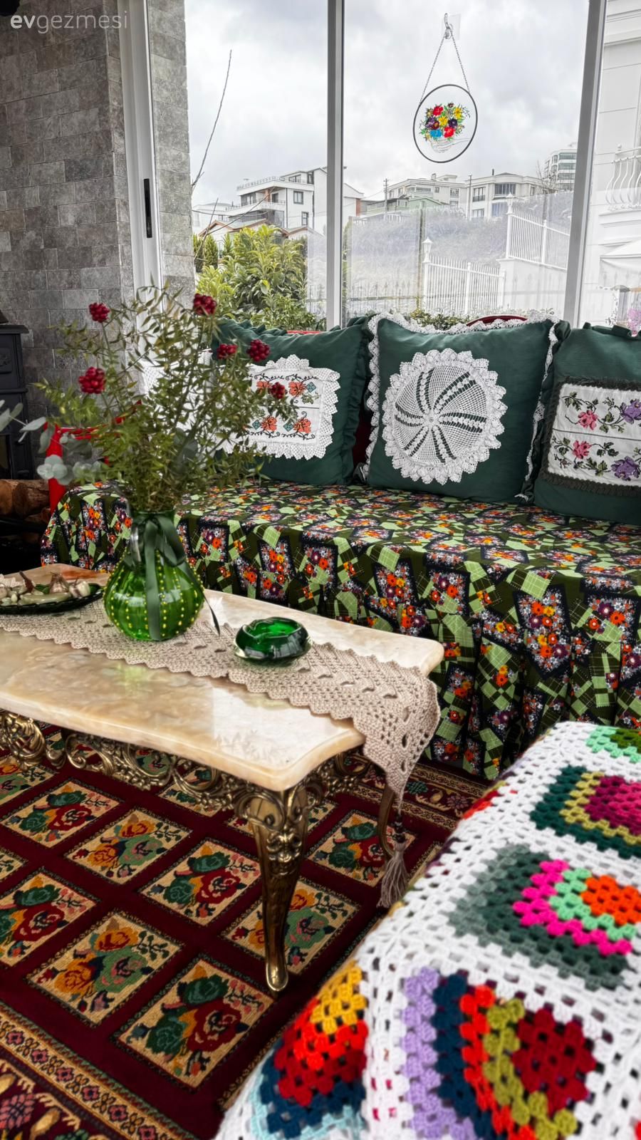 Bu Nostaljik Kış Bahçesinde Her Şey Cesurca Kullanılmış