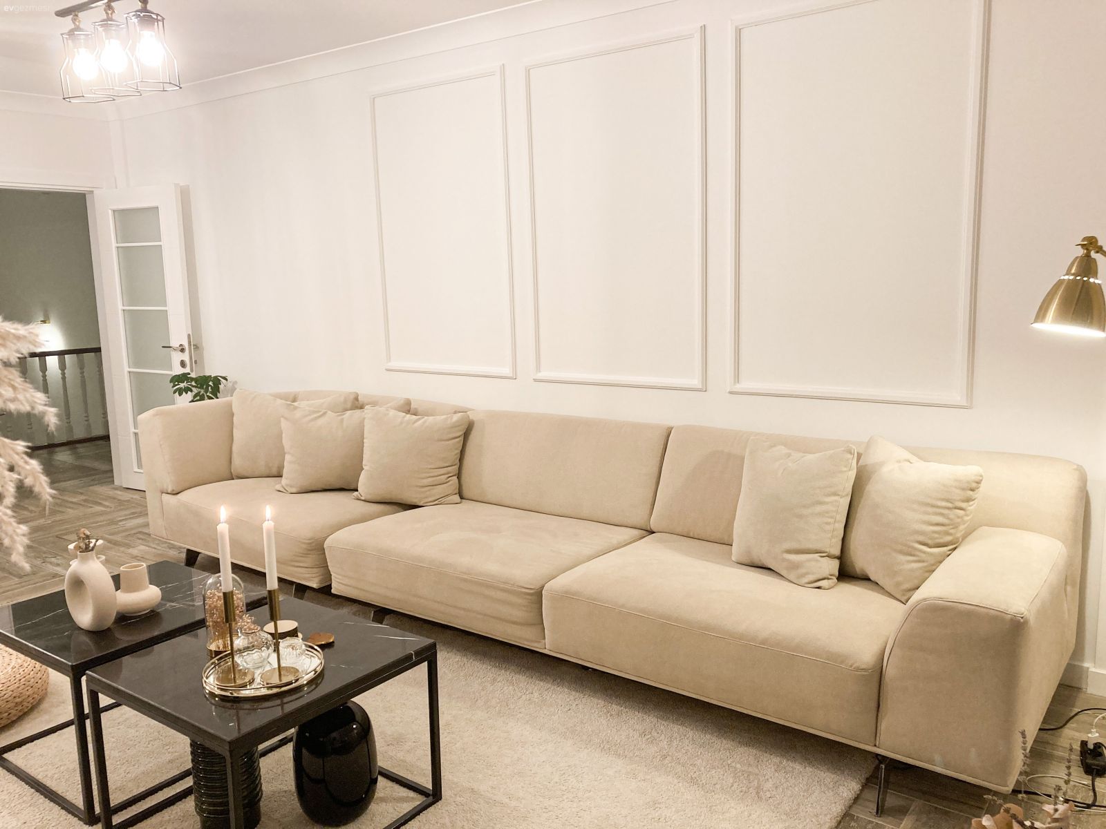 Beyaz, Bej, Krem, Krem duvar, Koltuk takımı, Siyah, Halı, Salon halısı, Orta sehpa, Sehpa, Sehpa üstü aksesuarı, Ev Aksesuar, Duvar çıtalama, Avize, Aydınlatma, Salon avizesi