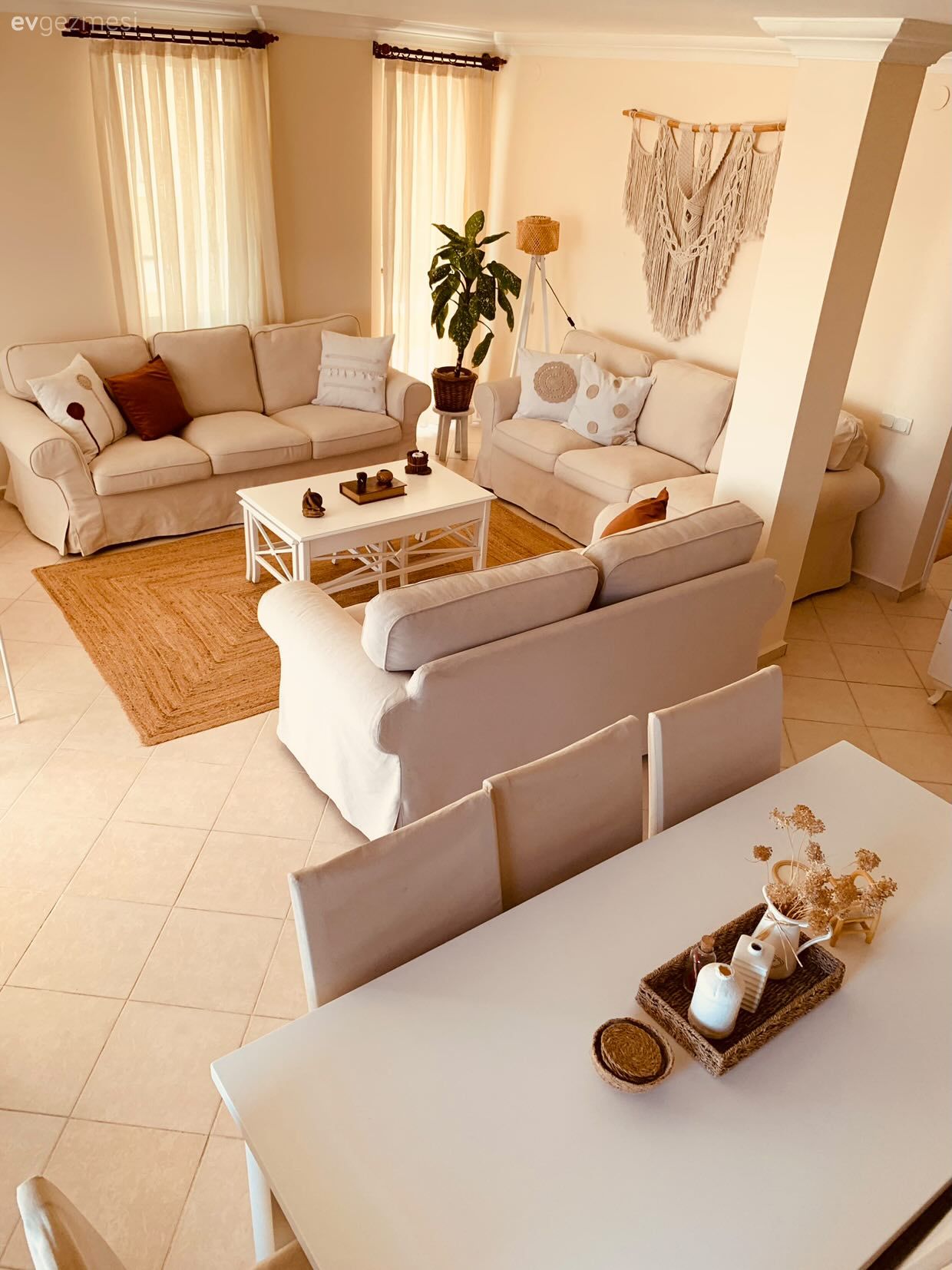 Salon, Bohem Dekorasyon, Beyaz, Krem, Bej, Makrome, Koltuk takımı, Orta sehpa, Sehpa, Jüt halı, Halı, Kırlent, Ev tekstili, Ev bitkisi, Sandalye, Yemek masası