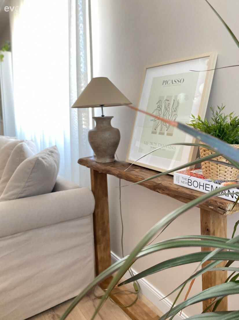 Konsol, Konsol üzeri dekoratif objeleri, Abajur, Aydınlatma, Tablo, Duvar dekorasyonu, Koltuk takımı, Tül perde, Perde, Ev bitkisi