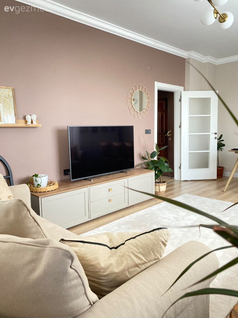 Krem duvar, Tv ünitesi, Tv ünitesi aksesuarları, Ev Aksesuar, Beyaz, Beyaz ve ahşap mutfak, Mutfak, Koltuk takımı, Halı, Salon halısı, Duvar rafı, Duvar dekorasyonu, Avize, Aydınlatma, Salon avizesi