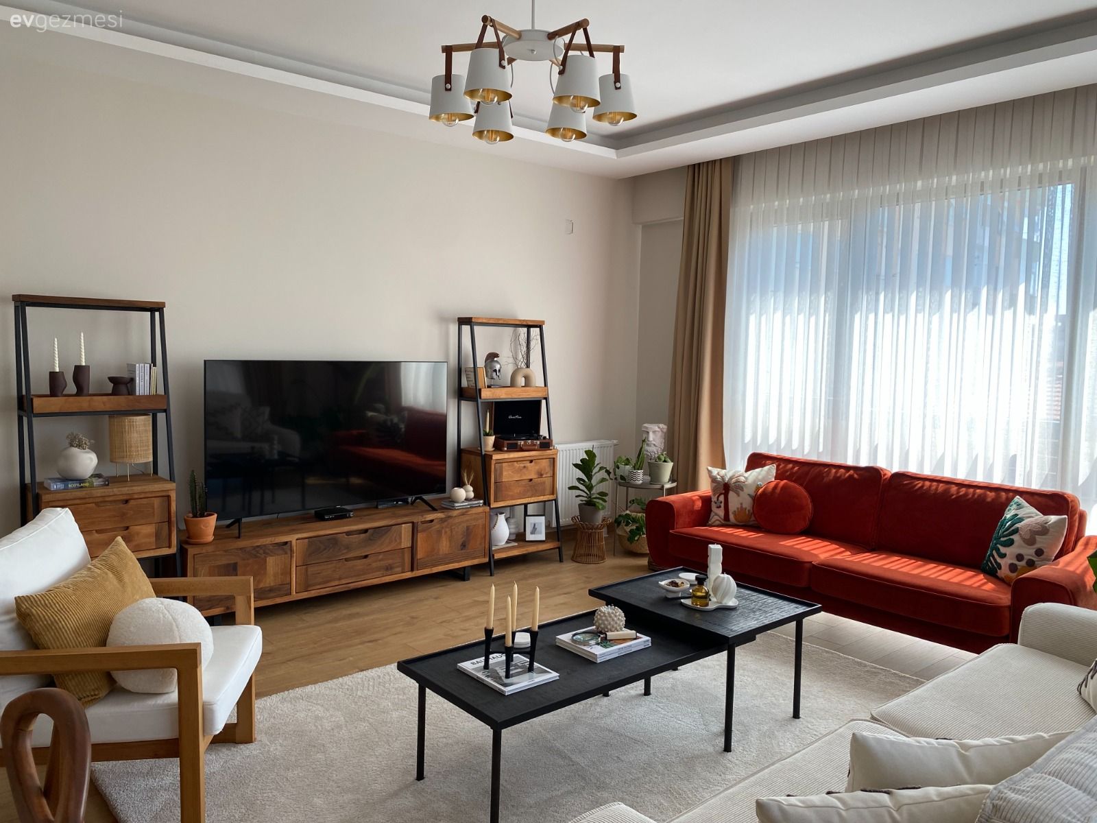 Salon, Modern, Bohem Dekorasyon, Turuncu, Beyaz, Krem, Bej, Halı, Salon halısı, Avize, Aydınlatma, Salon avizesi, Orta sehpa, Sehpa, Tv ünitesi, Tv ünitesi aksesuarları, Ev Aksesuar, Dekoratif Objeler, Kırlent, Ev tekstili, Berjer, Ahşap Mobilya