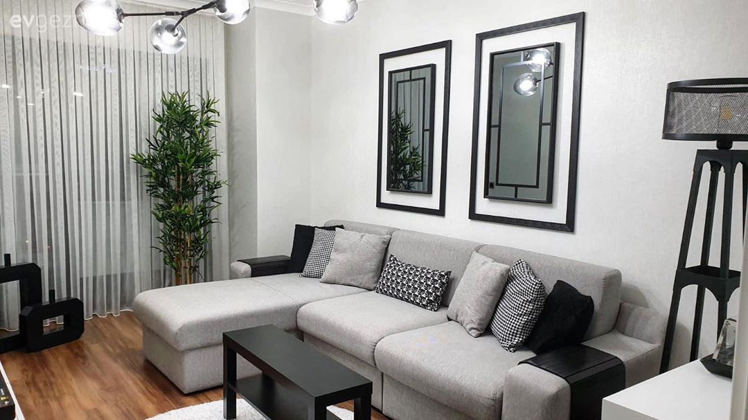 Oturma Odası, Beyaz, Siyah, Gri, Köşe koltuk, Koltuk takımı, Lambader, Aydınlatma, Duvar panosu, Duvar dekorasyonu, Ev bitkisi, Tül perde, Perde, Kırlent, Ev tekstili, Yan sehpa, Sehpa, Avize