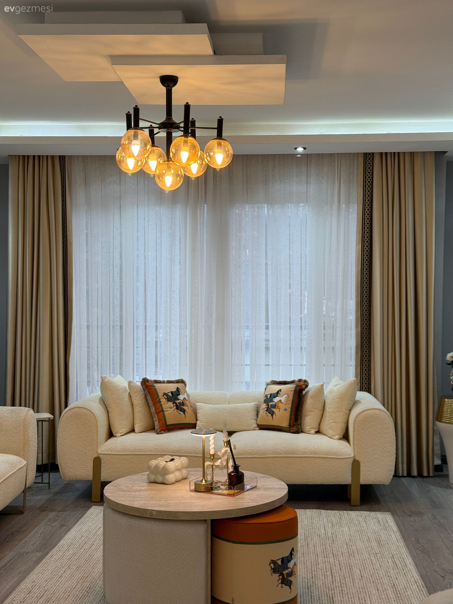 Beyaz koltuk, Kırlent, Ev tekstili, Beyaz, Turuncu, Bej, Krem, Vizon, Fon perde, Perde, Tül perde, Koltuk takımı, Orta sehpa, Sehpa, Halı, Salon halısı, Avize, Aydınlatma, Salon avizesi