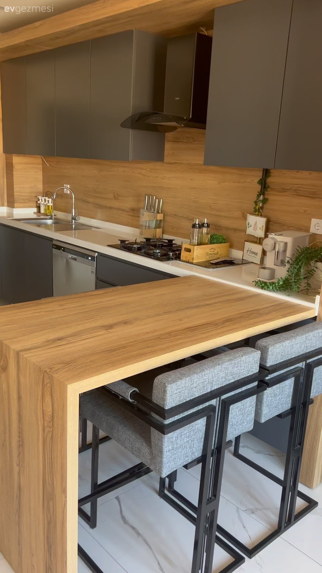 Mutfak, Antrasit  , Ahşap mutfak, Gri, Siyah, Bar masa & sandalyeleri, Mutfak tezgahı, Mutfak tezgah arası, Davlumbaz