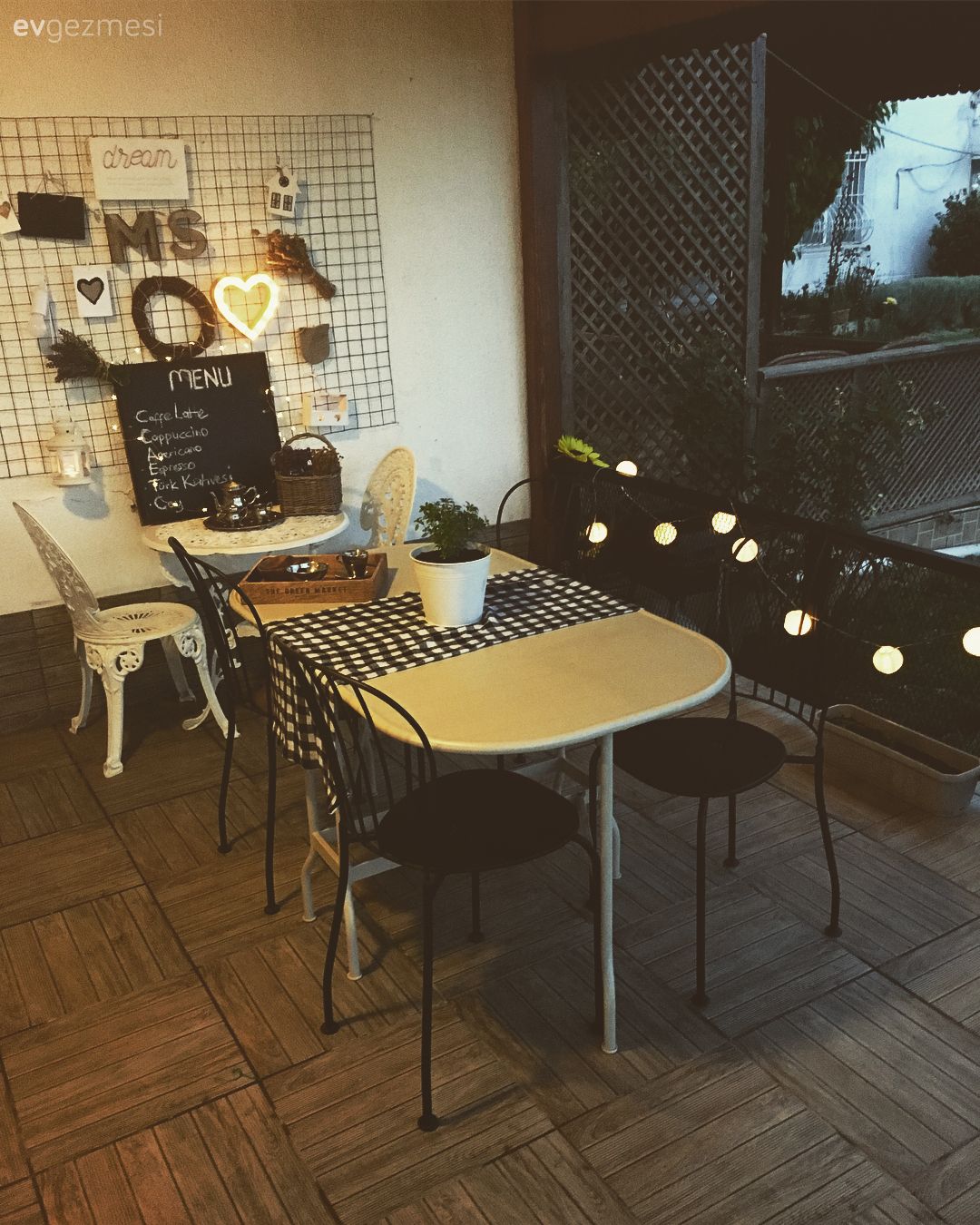 Bu Keyifli Evin İçindeki Mobilyalar Boyanmadan Duramıyor