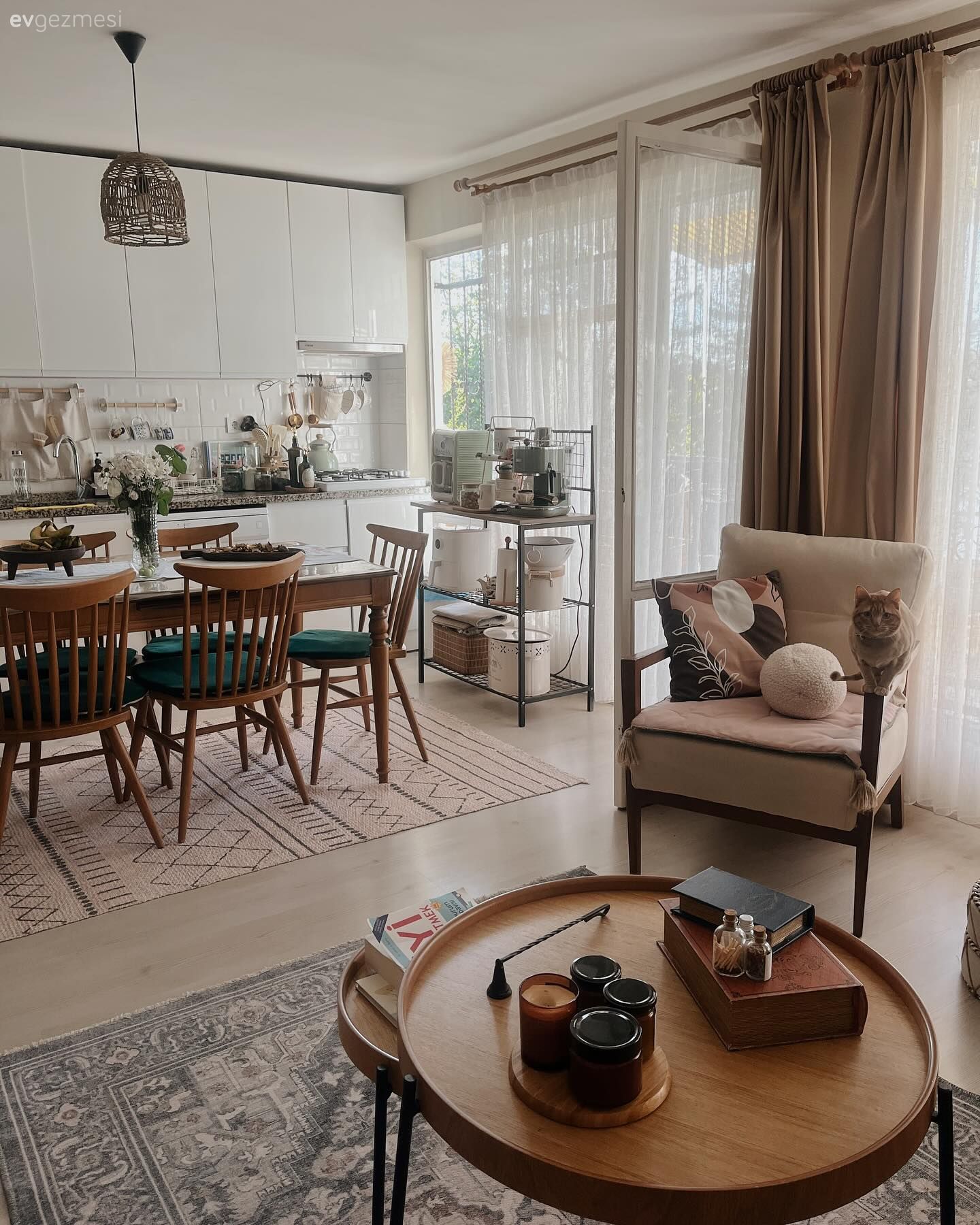 Bu Bohem Dekorda Salonun Yüksek Enerjisini Mutfak Dengeliyor!