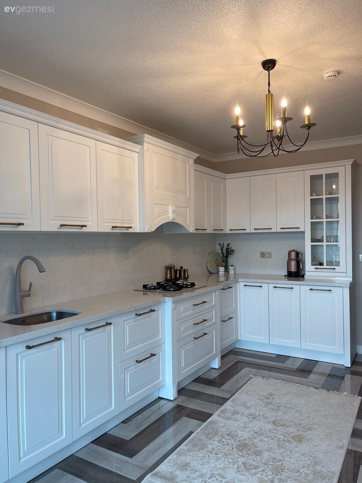 Beyazlarını Giyinmiş Bu Mutfak Her Detayıyla Pek Zarif