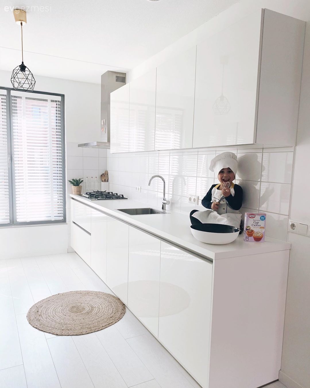 Mutfak, Beyaz mutfak, Modern mutfak, Kulpsuz mutfak dolabı, Mutfak halısı, Jaluzi, Mutfak Avize Modelleri, Mutfak tezgahı, Mutfak tezgah arası