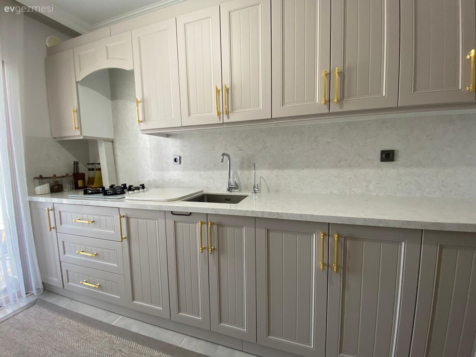 Mutfak, Bej, Krem, Altın, Lambri, Mutfak tezgahı, Mutfak tezgah arası, Mutfak aksesuarları, Koridor tipi mutfak, Mutfak halısı