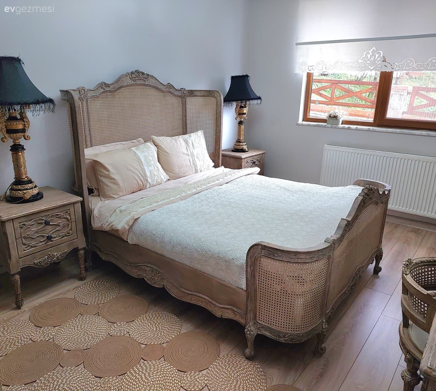 Bu Yatak Odasında Oymalı Ahşaplar Nakış Gibi İşlenmiş