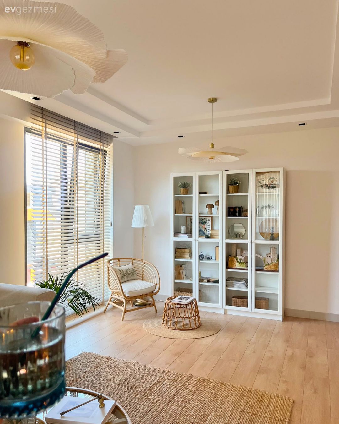 Salon, İskandinav, Modern, Krem, Bej, Beyaz, Ahşap Mobilya, Kitaplık, Jüt halı, Halı, Salon avizesi, Ev bitkisi, Dekoratif Objeler, Kırlent, Ev tekstili, Berjer, Hasır, Lambader, Aydınlatma, Jaluzi