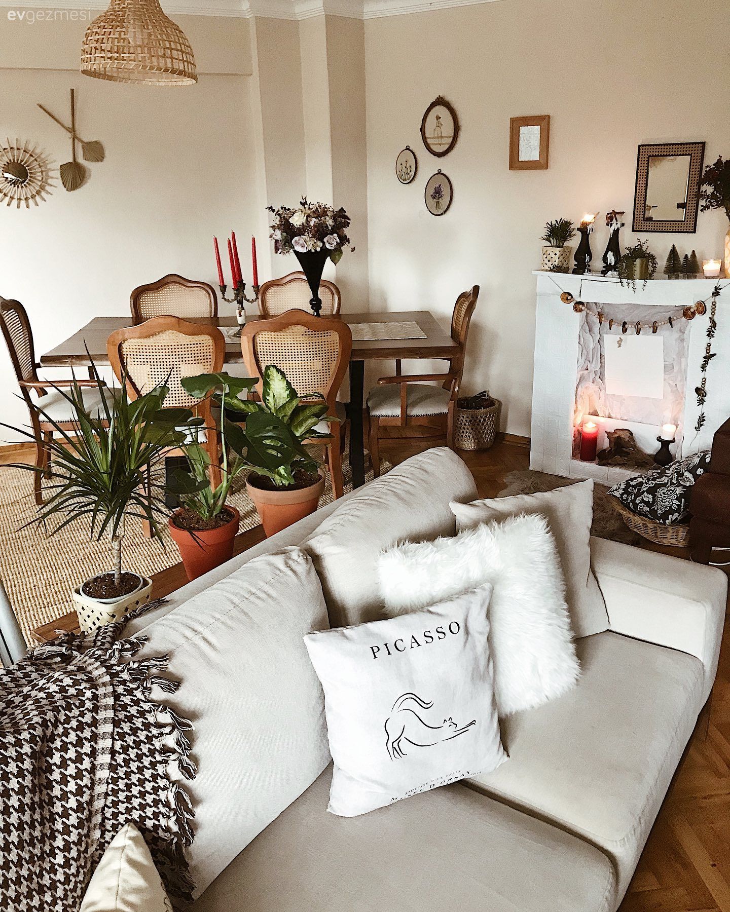 Salon, Bohem Dekorasyon, Koltuk takımı, Bej, Kahverengi, Sandalye, Yemek masası, Hasır avize, Çerçeve, Ev bitkisi, Saksı, Kırlent, Ev tekstili