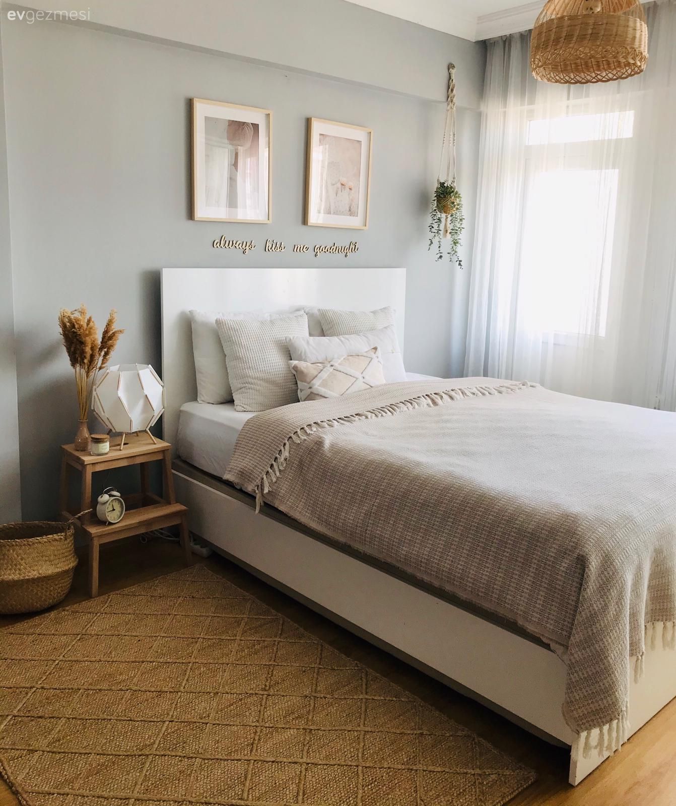 Yatak Odası, Beyaz, Yatak örtüsü, Yatak başlığı, Jüt halı, Halı, Komodin, Çerçeve, Hasır avize, Tül perde, Perde