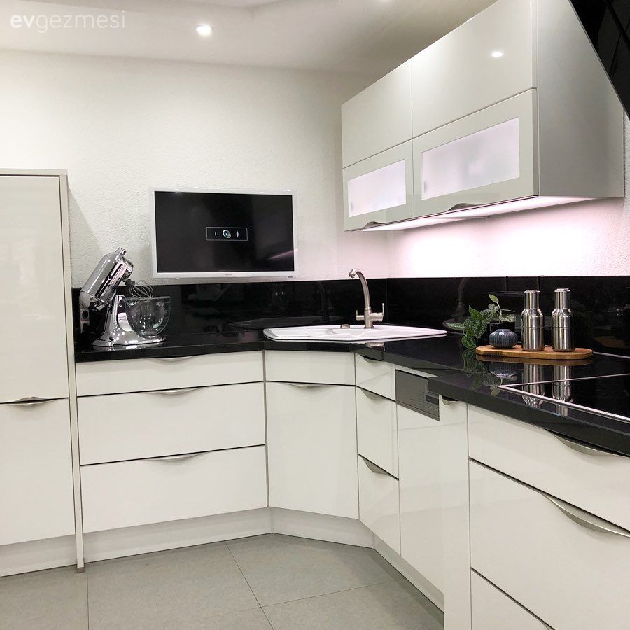 Dubleks evler, Mutfak, Beyaz mutfak, Ankastre, Cam Ankastre, Siyah, Mutfak tezgahı, Mutfak tezgah arası, Spot aydınlatma, Aydınlatma, Siyah tezgah, Modern mutfak