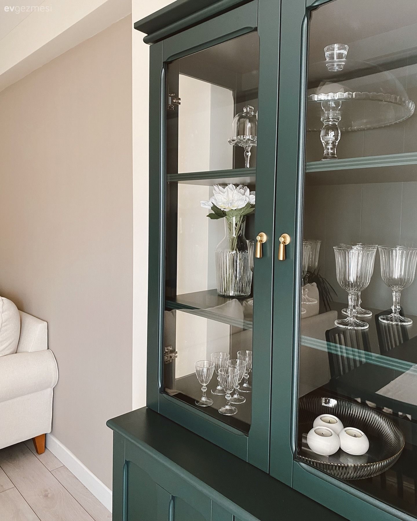 Bu İskandinav Evde Kahverengi ve Beyaz Uyumu Hakim