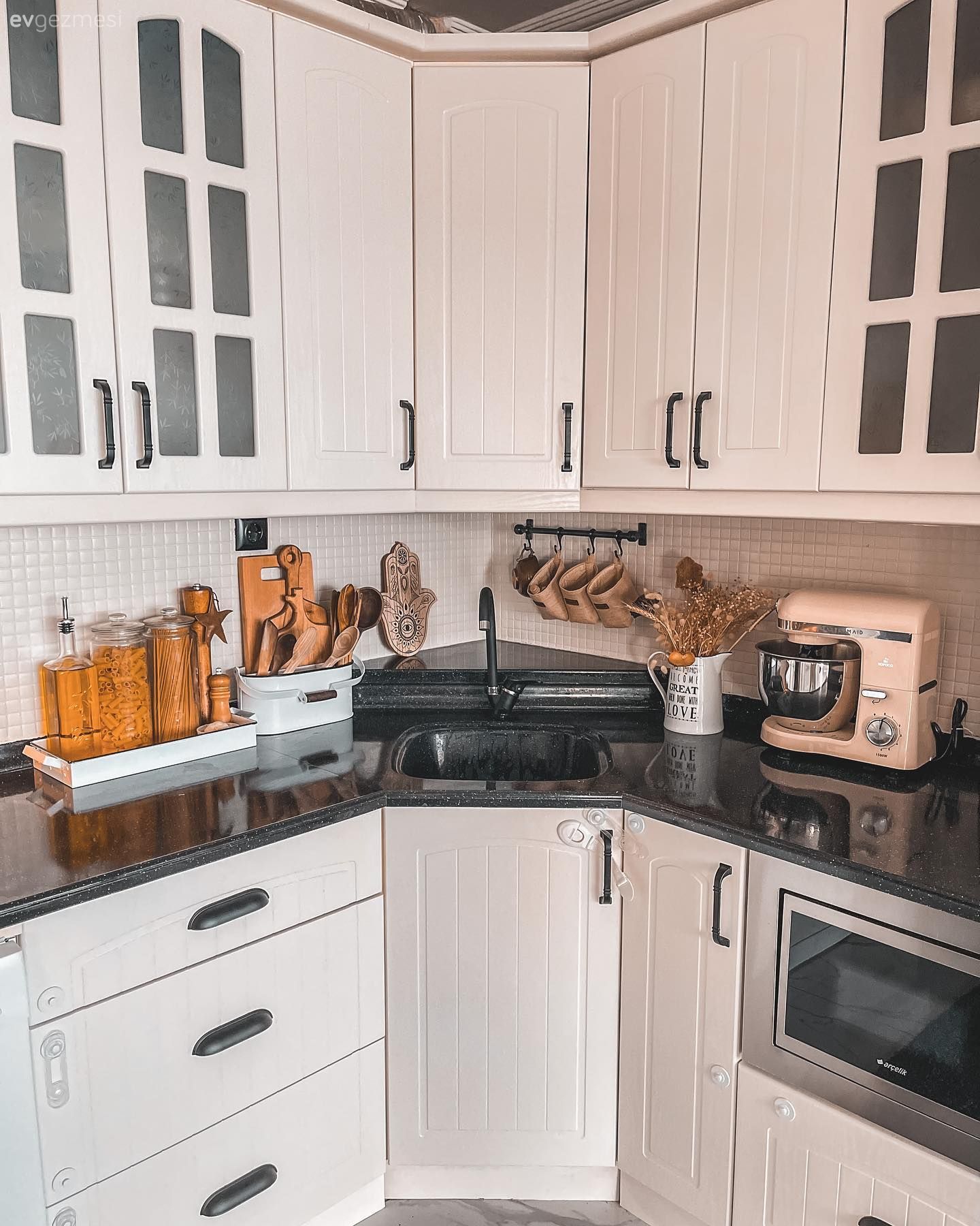 Mutfak, Beyaz, Siyah, Mutfak tezgahı, Mutfak tezgah arası, Tezgah arası seramik, Mutfak aksesuarları