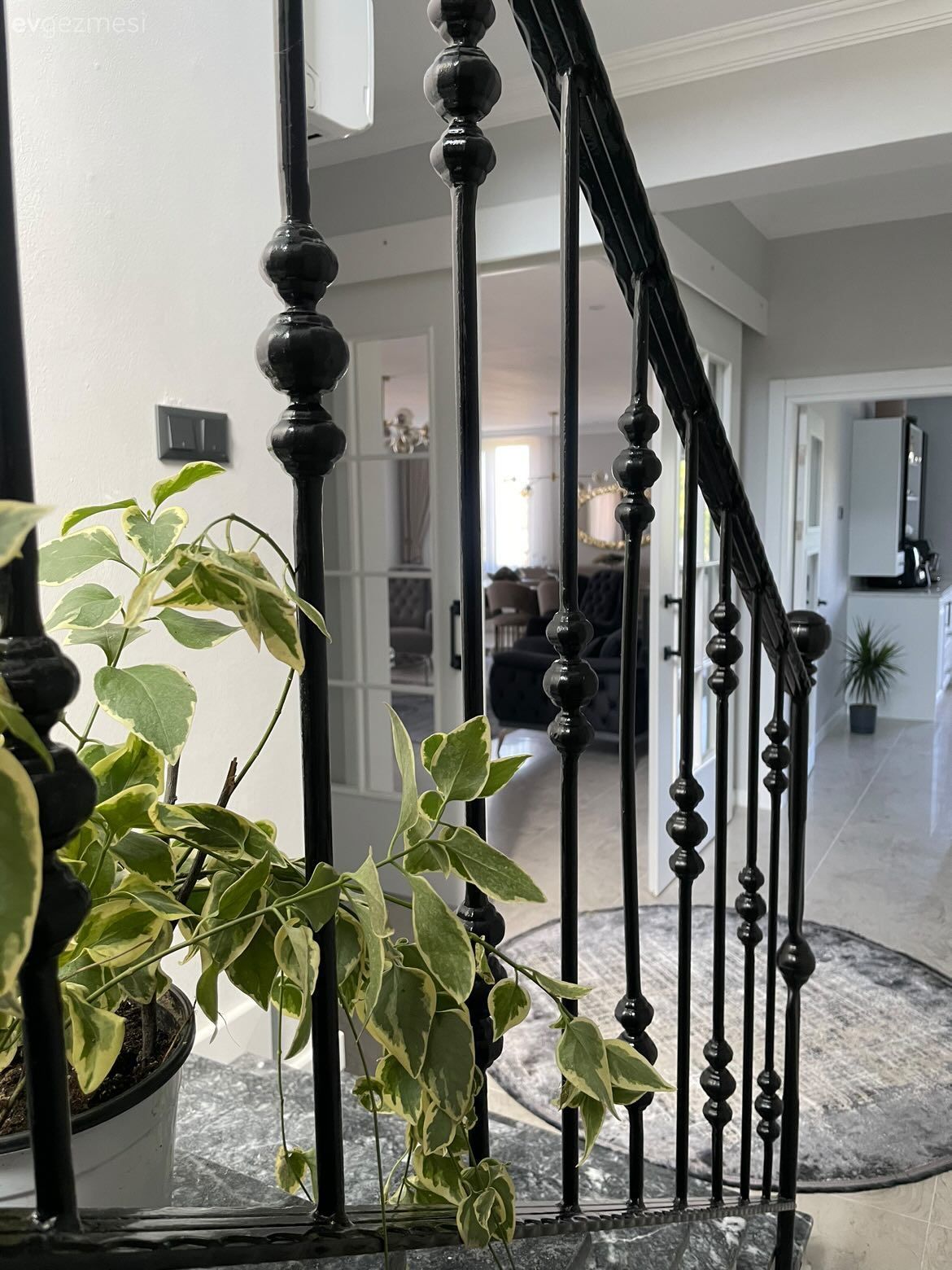 Antre, Beyaz, Art deko, Yuvarlak halı, Halı, Merdiven, Siyah