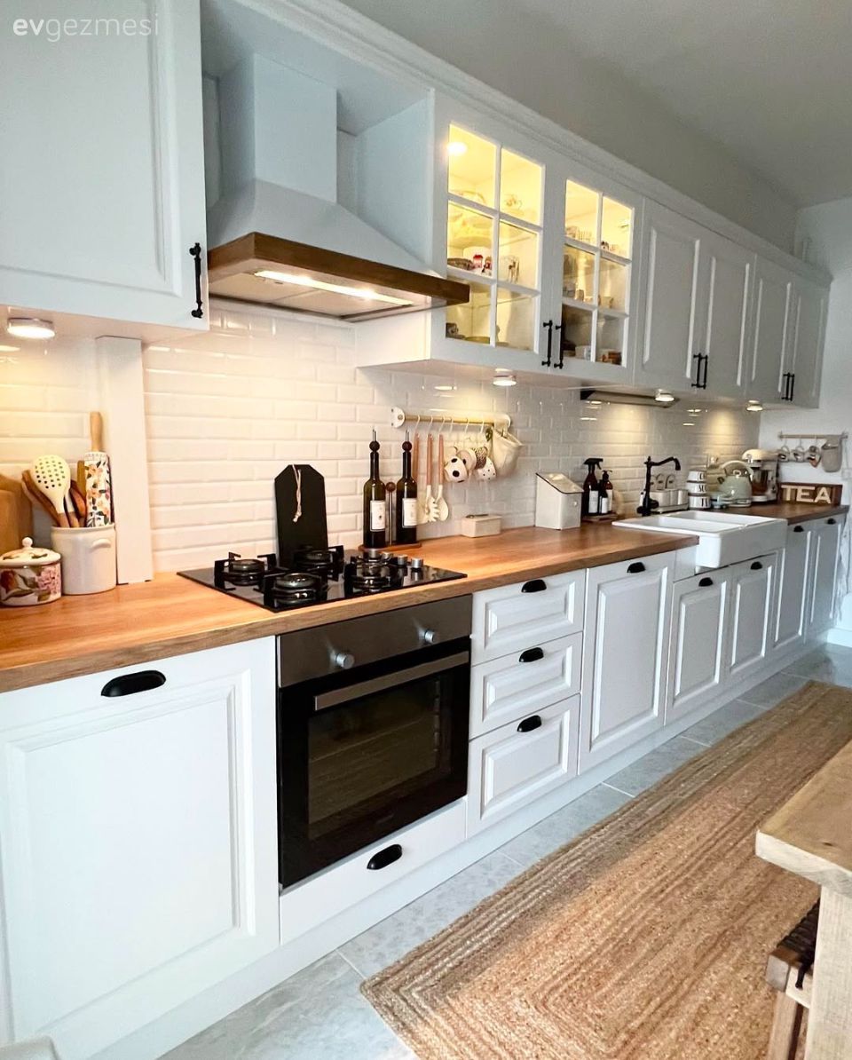 Ahşap ve Beyaz Dostluğu: İstanbul'da Aurası Yüksek Bir Ev!